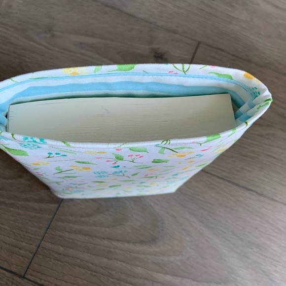 NEW Handmade Book Sleeve with Floral Pattern - Picture 4 of 5